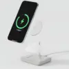 Allite WQ2 Qi2.2 磁吸充電座搭配手機的充電示意照片