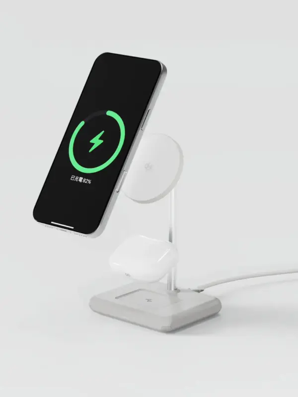 Allite WQ2 Qi2.2 磁吸充電座搭配手機的充電示意照片